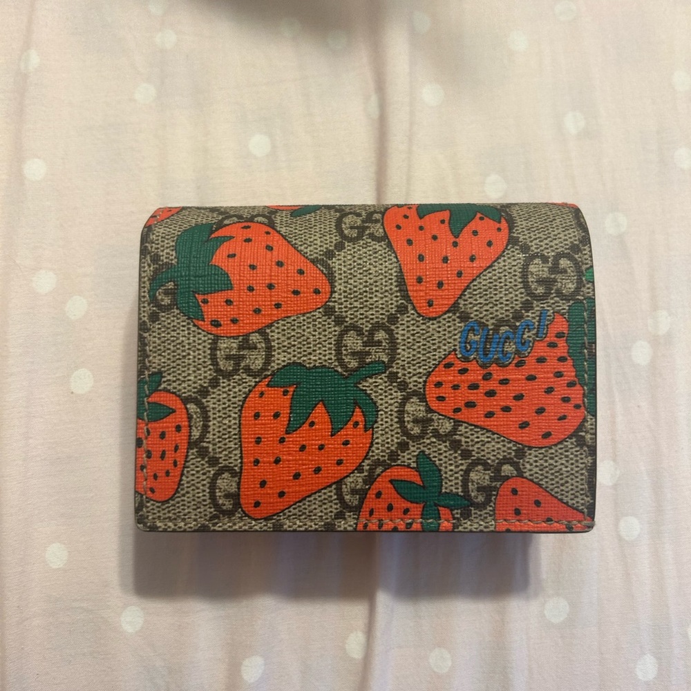 Gucci GG Supreme Monogram Strawberry wallet